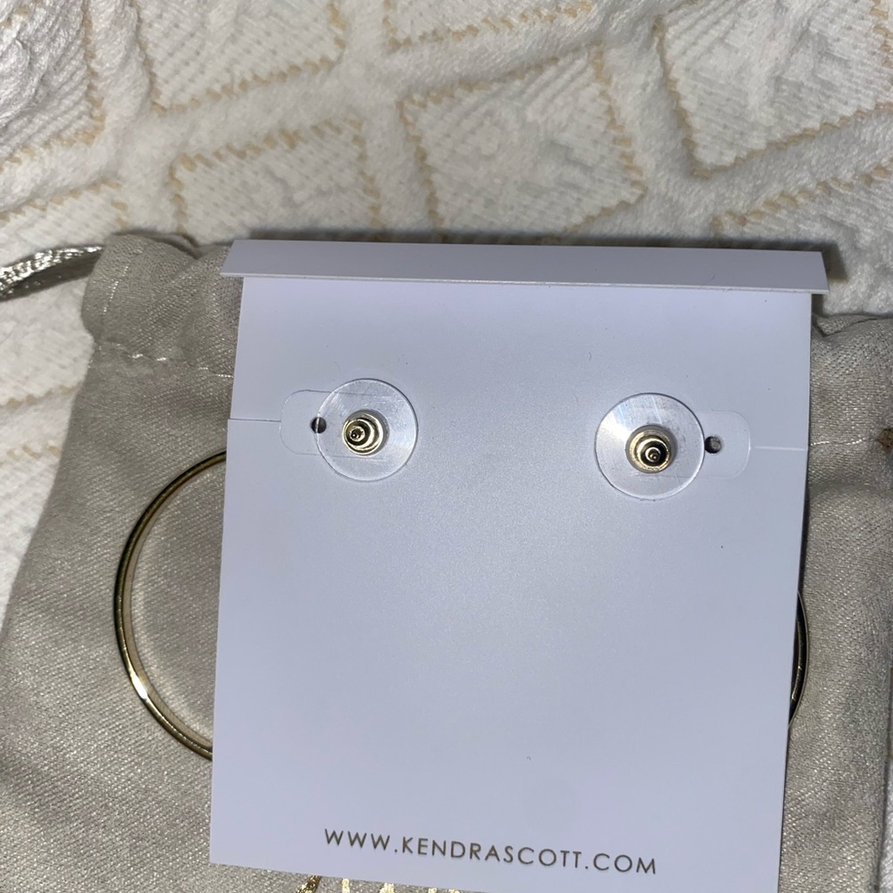 KENDRA SCOTT NWT Mayra Hoops in Gold - Picture 6 of 6